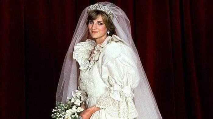 Who Designed Princess Dianas Wedding Dress?